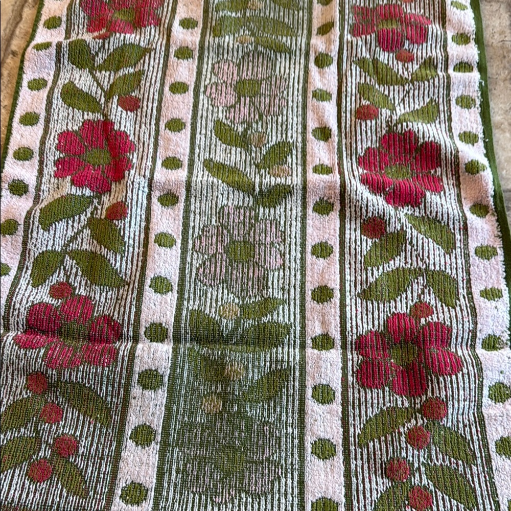 1960s bath hand towel. Red greens and pinks. Very rare and hard to find.